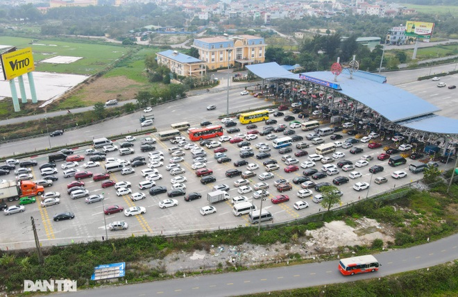 Hàng vạn người đổ về Thủ đô trong ngày nghỉ Tết Nguyên đán cuối cùng - 2 Hàng vạn người đổ về Thủ đô trong ngày nghỉ Tết Nguyên đán cuối cùng - 2