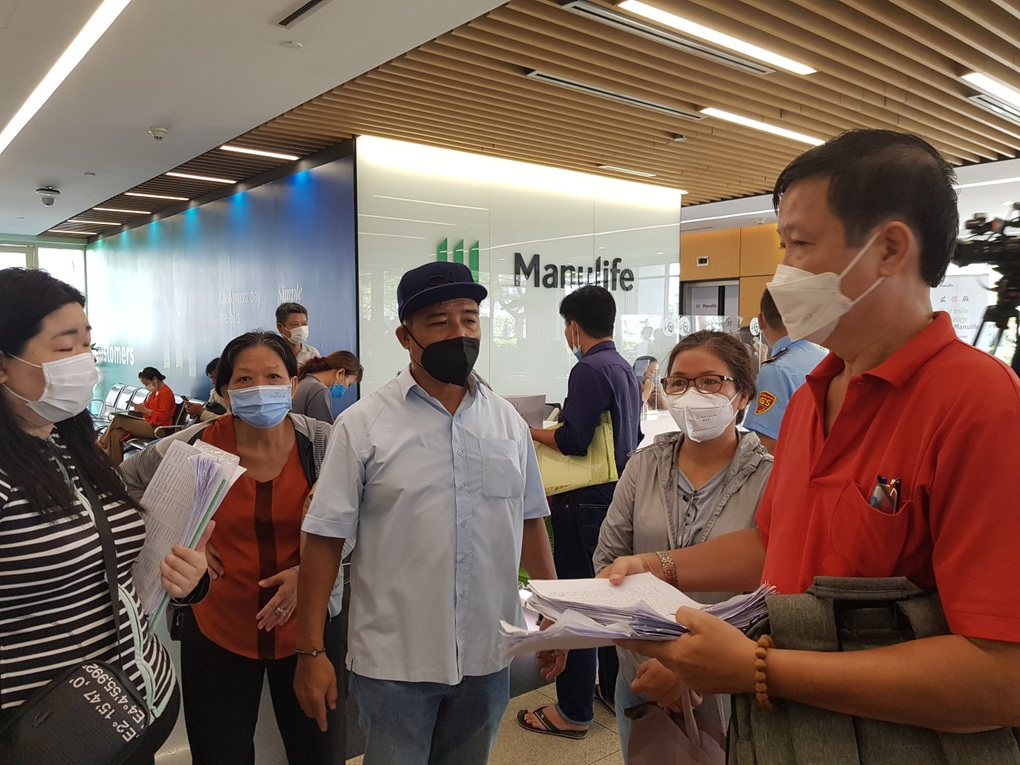 Hàng trăm khách hàng tới trụ sở Manulife đòi quyền lợi - 2 Hàng trăm khách hàng tới trụ sở Manulife đòi quyền lợi - 2