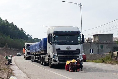 Dân lại dựng lều chặn ô tô tải vào cảng biển quốc tế