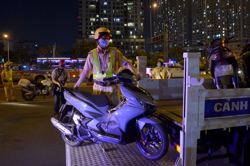 Gần 100 công an diễn tập bắt quái xế trên đại lộ - 5