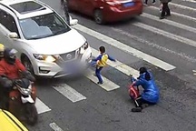 Clip “phản ứng của cậu bé khi mẹ mình bị tông ngã” được dân mạng ngợi khen