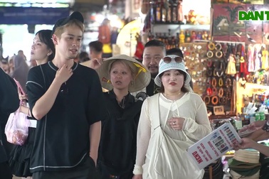 Tiểu thương chợ Bến Thành hào hứng trong "ngày không tiền mặt"