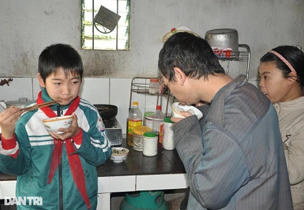 Ân tình của bạn đọc Dân trí cứu rỗi em bé mồ côi, nuôi anh chị tâm thần - 4 Ân tình của bạn đọc Dân trí cứu rỗi em bé mồ côi, nuôi anh chị tâm thần - 4