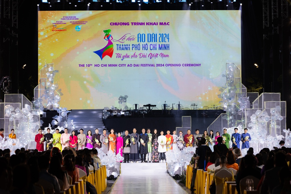 Hoa hậu Tiểu Vy diện áo dài 10m tại Lễ hội Áo dài TPHCM - 1 Hoa hậu Tiểu Vy diện áo dài 10m tại Lễ hội Áo dài TPHCM - 1