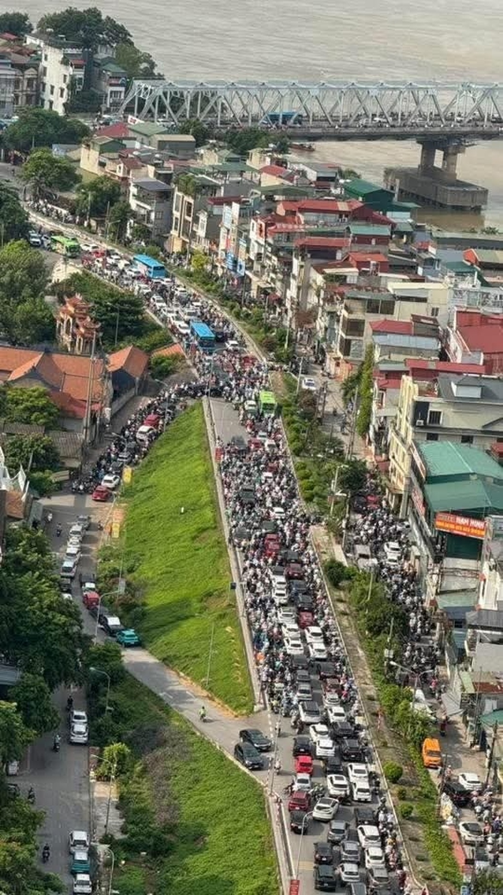Cầu Long Biên bất ngờ bị cấm để quay phim, dân bức xúc vì tắc cứng - 1 Cầu Long Biên bất ngờ bị cấm để quay phim, dân bức xúc vì tắc cứng - 1