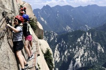 Nở rộ dịch vụ "thuê trai đẹp" làm bạn đồng hành leo núi, xách túi, chụp ảnh