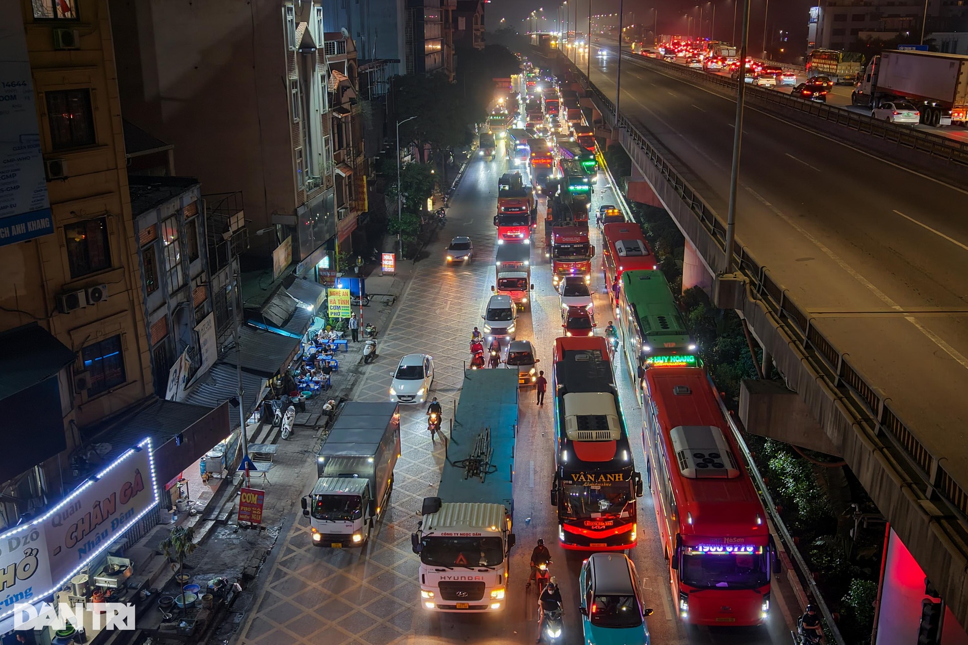 Nửa đêm, hàng nghìn ô tô xếp hàng dài nhích từng mét rời thủ đô - 4 Nửa đêm, hàng nghìn ô tô xếp hàng dài nhích từng mét rời thủ đô - 4