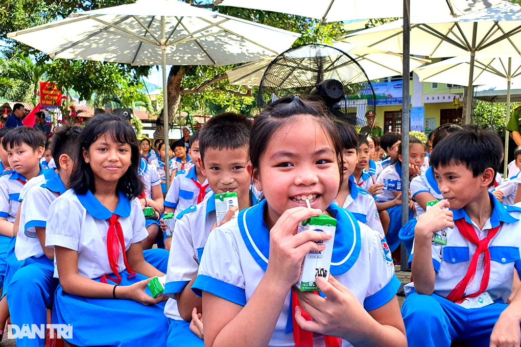 Cả năm học sinh không được uống sữa học đường vì Sở tắc trách? - 1 Cả năm học sinh không được uống sữa học đường vì Sở tắc trách? - 1
