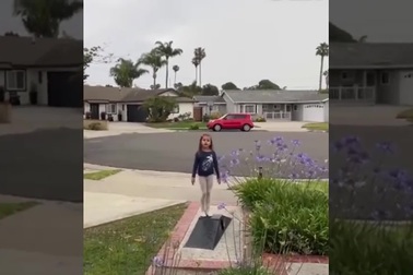 Đang quay phim, cả gia đình hốt hoảng bỏ chạy vào nhà vì sét đánh