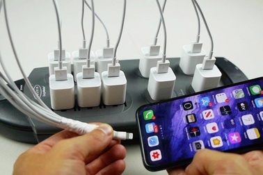 Clip: Điều gì sẽ xảy ra nếu dùng 10 củ sạc cùng lúc cho iPhone?