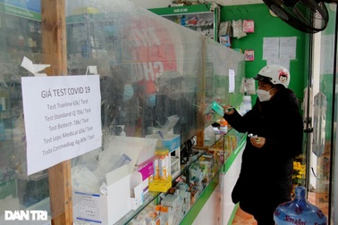 Người dân năn nỉ để được mua kit test, loạn giá xét nghiệm SARS-CoV-2