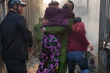 Hà Nội: Giải cứu 4 cụ già, em nhỏ khỏi đám cháy lớn