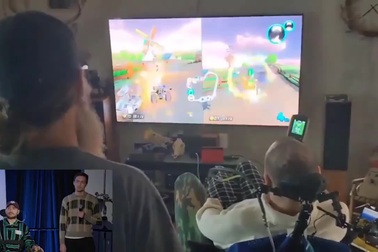 Người đầu tiên được cấy chip não trình diễn chơi game đua xe bằng ý nghĩ