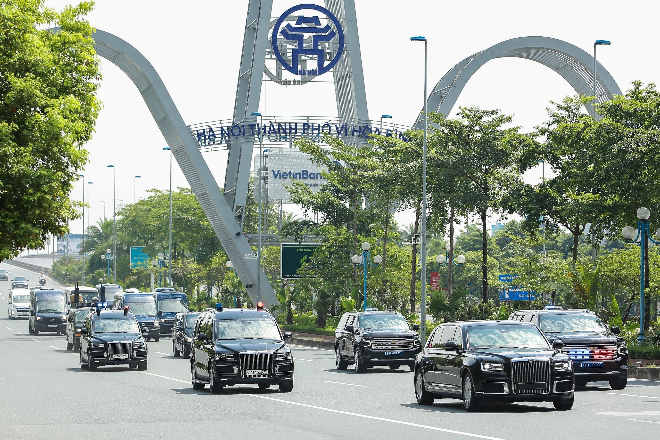 View - Hà Nội: Dàn siêu xe diễn tập sẵn sàng đón Tổng thống Nga Putin | Báo Dân trí