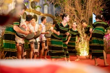 Người phụ nữ đưa điệu múa, nhịp chiêng Mạ ra khỏi bon làng