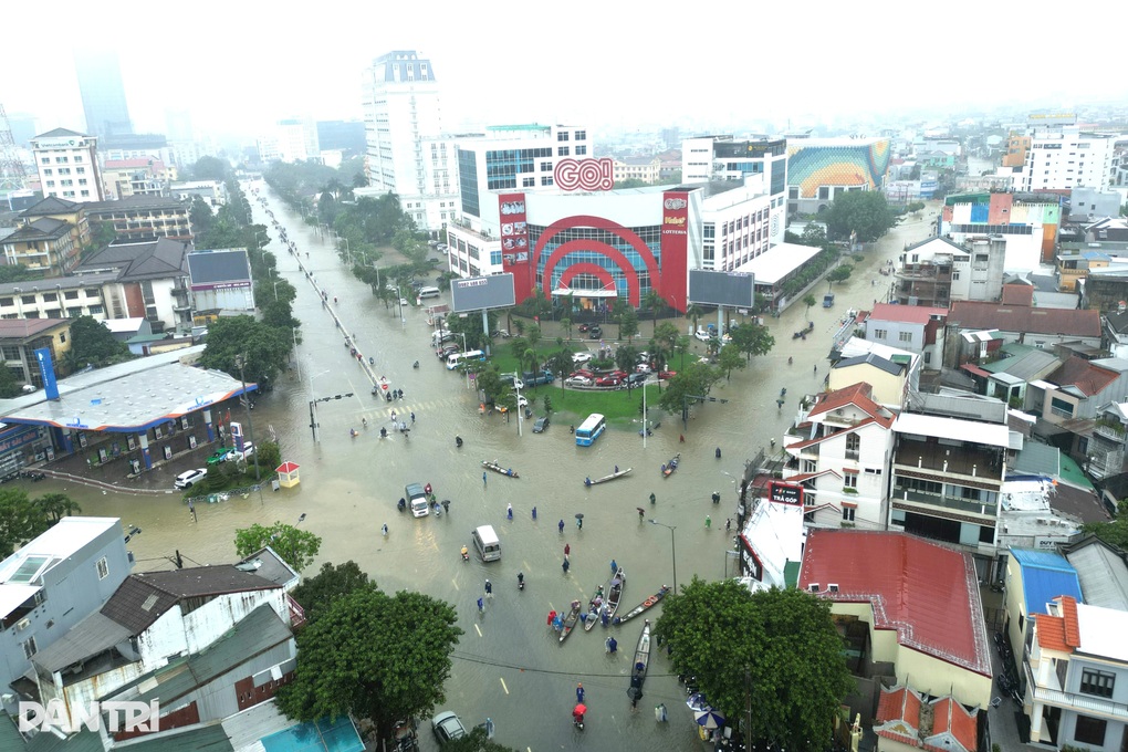 Lũ tràn vào bệnh viện, bác sĩ cùng công an, bộ đội khênh bệnh nhân sơ tán - 1 Lũ tràn vào bệnh viện, bác sĩ cùng công an, bộ đội khênh bệnh nhân sơ tán - 1