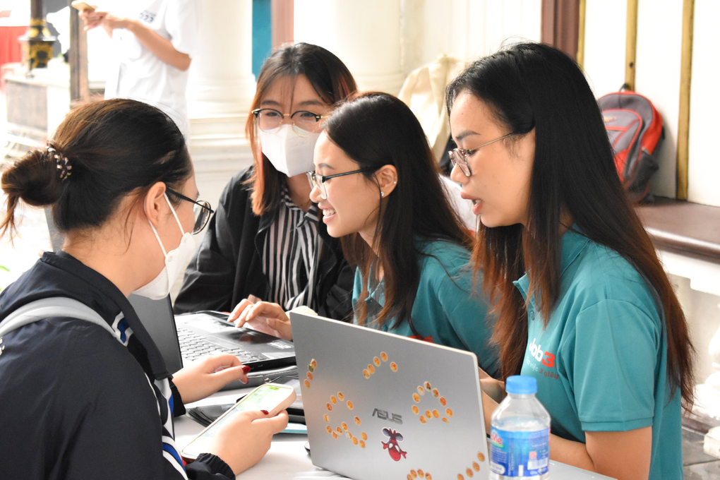 Job3s.vn đồng hành cùng Ngày hội việc làm UEB JOB FAIR 2023 - 3 Job3s.vn đồng hành cùng Ngày hội việc làm UEB JOB FAIR 2023 - 3
