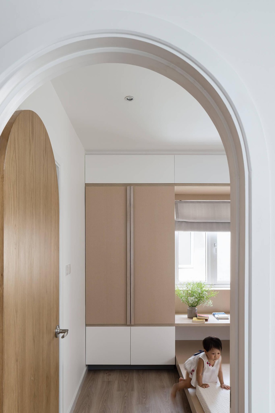 Nhà mang phong cách Thụy Điển ngập ánh sáng và cây xanh của vợ chồng trẻ - 10