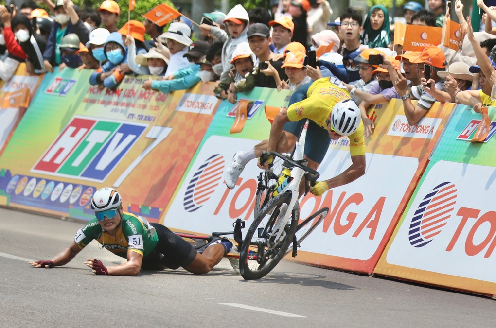 Áo vàng Petr Rikunov lại gặp tai nạn trên đường đua giải xe đạp toàn quốc - 1