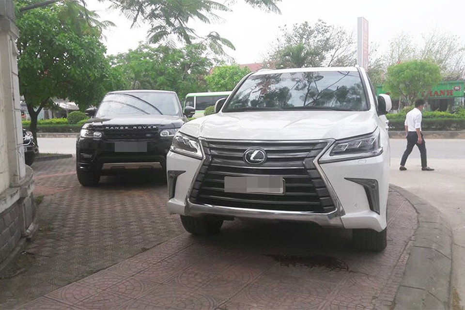 Xe sang giảm giá tính phí trước bạ hàng trăm triệu đồng - 1 Xe sang giảm giá tính phí trước bạ hàng trăm triệu đồng - 1