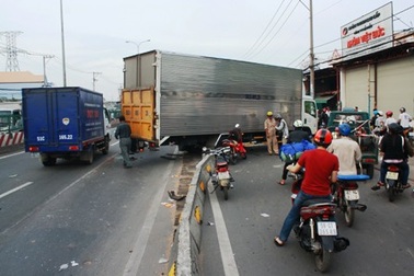 Xe tải tông nhau như trong “phim hành động”