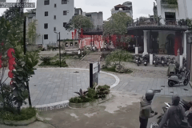 Chê vé xe số 49, nam thanh niên vác ghế hành hung bảo vệ