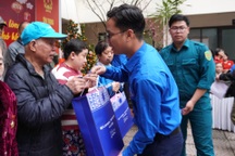 Sẻ chia yêu thương với các gia đình khó khăn, để ai cũng có Tết