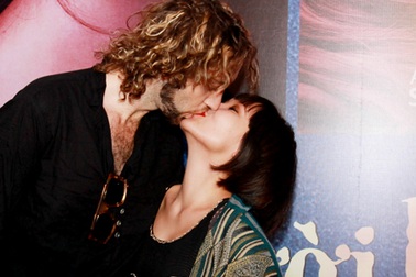 Mai Khôi hôn bạn trai say đắm ở rạp chiếu phim