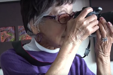 Nữ nhiếp ảnh gia 102 tuổi ngồi xe lăn vẫn miệt mài "săn ảnh"