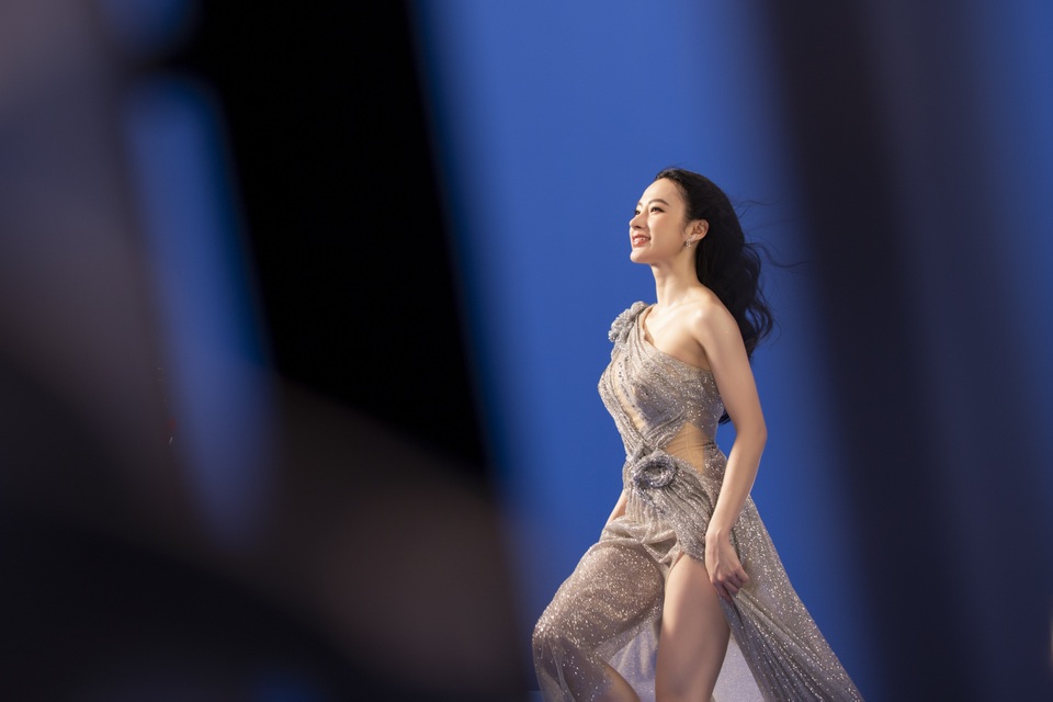 Angela Phương Trinh mặc áo yếm, ngực lấp ló khoe nhan sắc gây sốt - 6 Angela Phương Trinh mặc áo yếm, ngực lấp ló khoe nhan sắc gây sốt - 6