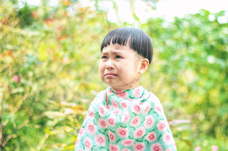 Biểu cảm cực đáng yêu của cô bé 3 tuổi cắt tóc bát úp - 8 Biểu cảm cực đáng yêu của cô bé 3 tuổi cắt tóc bát úp - 8