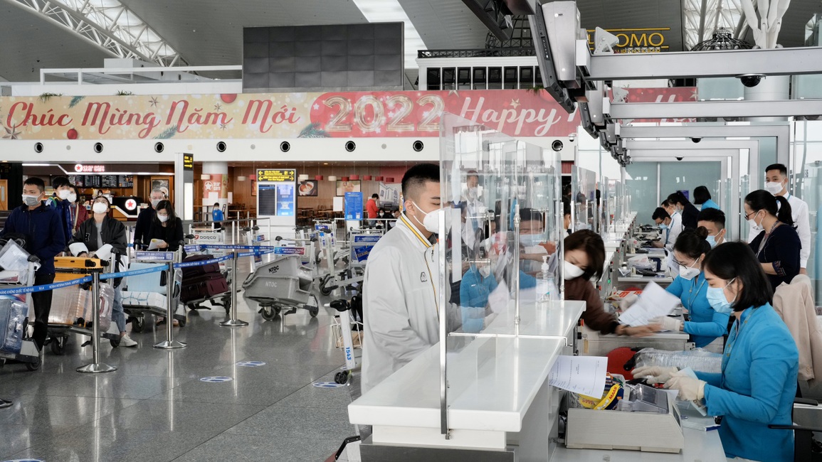 Sân bay Nội Bài vắng vẻ lạ thường trong cao điểm Tết - 3 Sân bay Nội Bài vắng vẻ lạ thường trong cao điểm Tết - 3