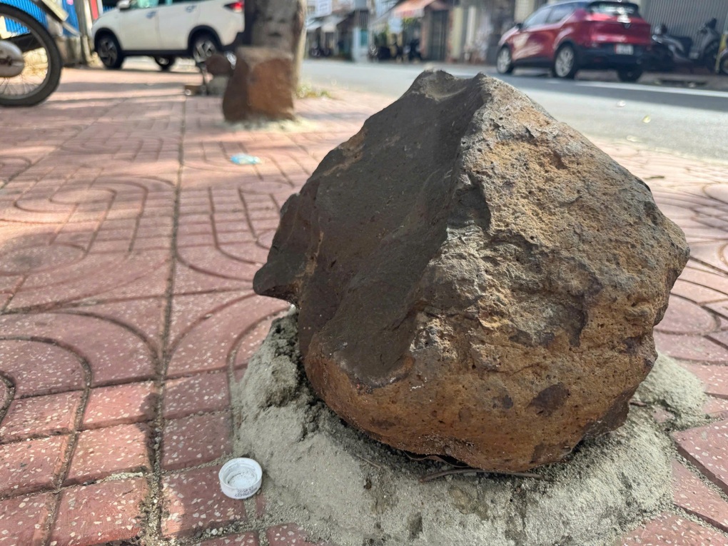 Hàng loạt tảng đá bất ngờ được găm trên vỉa hè trước trường học - 2 Hàng loạt tảng đá bất ngờ được găm trên vỉa hè trước trường học - 2