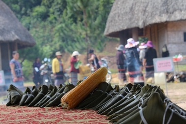 Xem phụ nữ Cơtu tranh tài nấu nướng