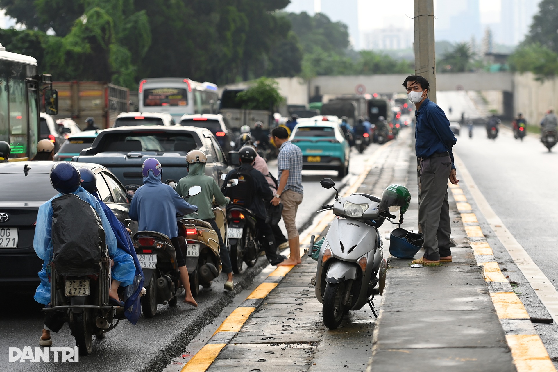 Đại lộ Thăng Long vẫn ngập sâu, ùn tắc kéo dài gần 10km trên cao tốc - 6
