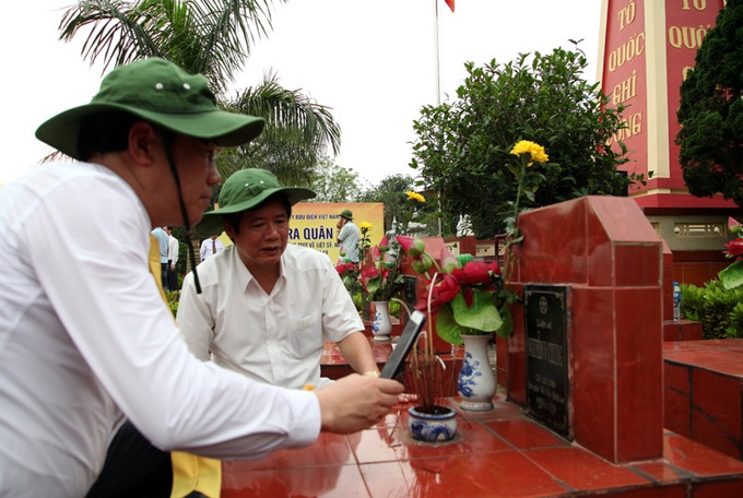 Mỗi cá nhân tham gia thu thập dữ liệu sẽ được cấp 1 tài khoản. Mỗi bản ghi dữ liệu (1 mộ) tại mỗi thời điểm chỉ do tài khoản trực tiếp có quyền chụp ảnh.