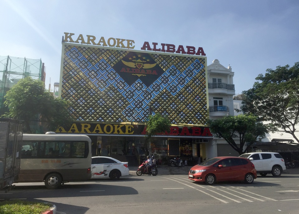 Hàng chục người rượt chém nhau trước quán karaoke - 2 Hàng chục người rượt chém nhau trước quán karaoke - 2