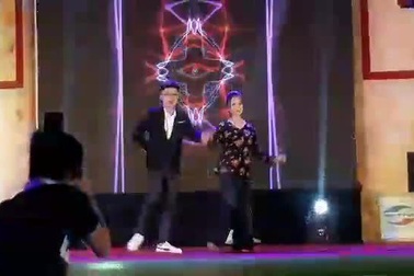 Bài hát "Ông bà anh" do học sinh Trường THPT Huỳnh Thúc Kháng dàn dựng và biểu diễn