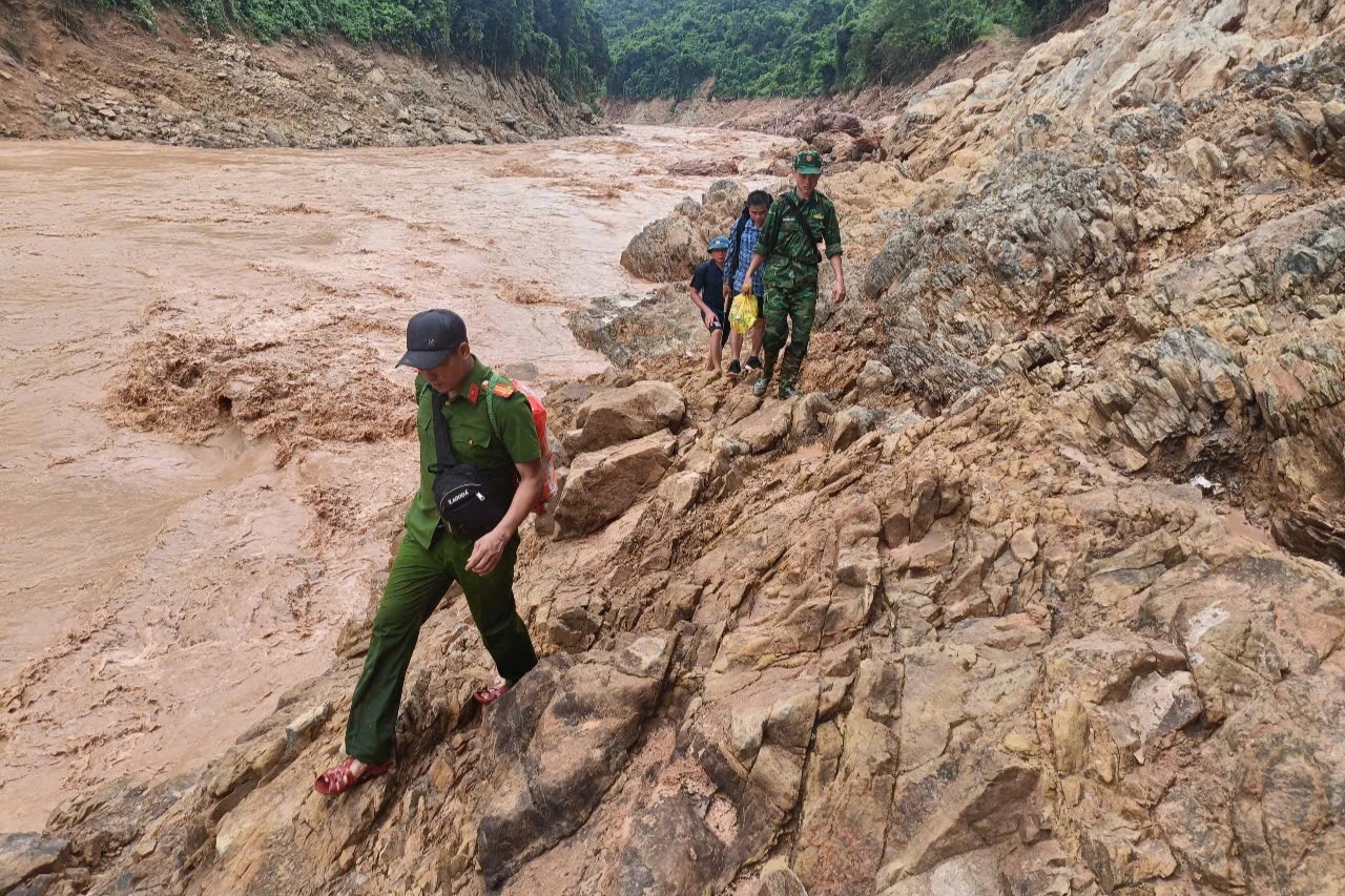 Nước mắt Trung tá công an giữa 2 lần điểm danh trong tâm lũ