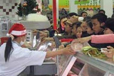 Xếp hàng mua gà sạch