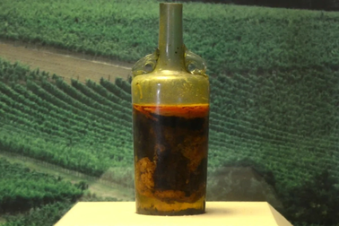 Phát hiện chai rượu vang 1.700 năm trong ngôi mộ cổ vẫn uống được