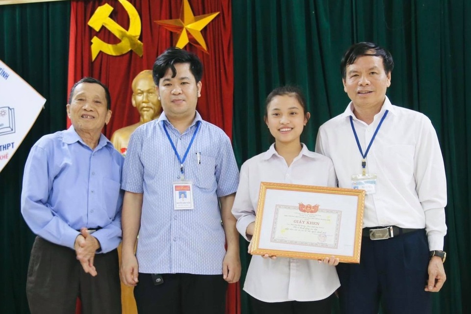 Hà Tĩnh: Nữ sinh trả gần nửa tỷ đồng được Chủ tịch tỉnh tặng Bằng khen - 1 Hà Tĩnh: Nữ sinh trả gần nửa tỷ đồng được Chủ tịch tỉnh tặng Bằng khen - 1