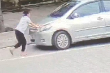 Mua bia không trả tiền còn lái ô tô xô ngã cháu bé rồi bỏ chạy