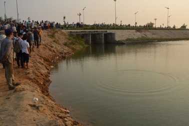 9 học sinh cùng chết đuối: Cả xã đeo khăn tang!
