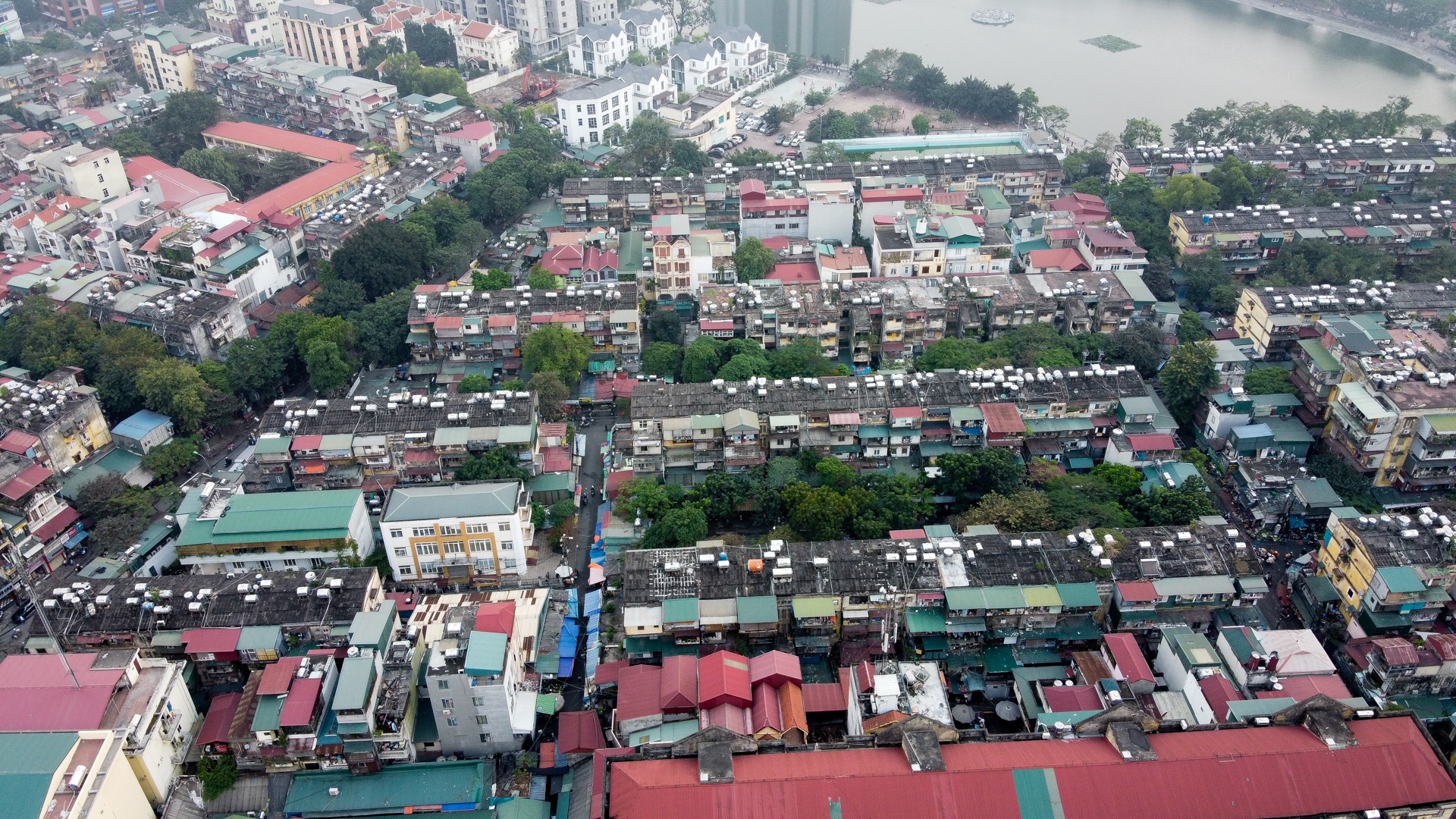 Ẩn họa từ quả bom nước” trên nóc các khu tập thể cũ ở Hà Nội - 5 Ẩn họa từ quả bom nước” trên nóc các khu tập thể cũ ở Hà Nội - 5