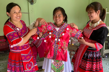 Người phụ nữ H'Mông đổi đời nhờ trang phục thổ cẩm