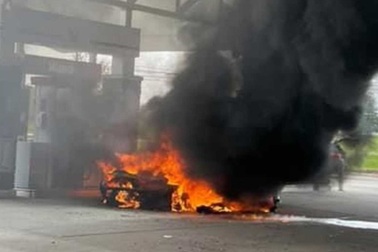 Đi đổ xăng, siêu xe McLaren 765LT cháy thành tro