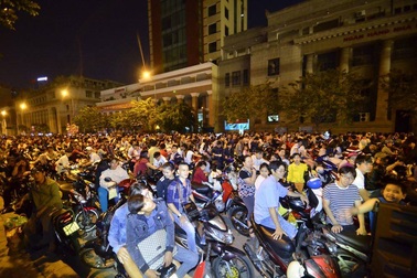 Đứng hàng tiếng đồng hồ chờ xem pháo hoa...trên đường