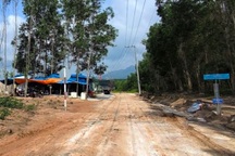 Công an Bình Thuận khám xét trại heo nghi nhiễm dịch tả châu Phi