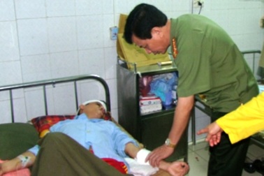 Bắt 2 đối tượng tấn công cán bộ công an